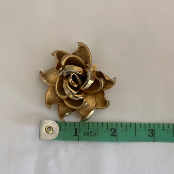 Vintage 1960's Brushed & Shiny Gold Tone Rose Flower Brooch - Picture 6 of 6